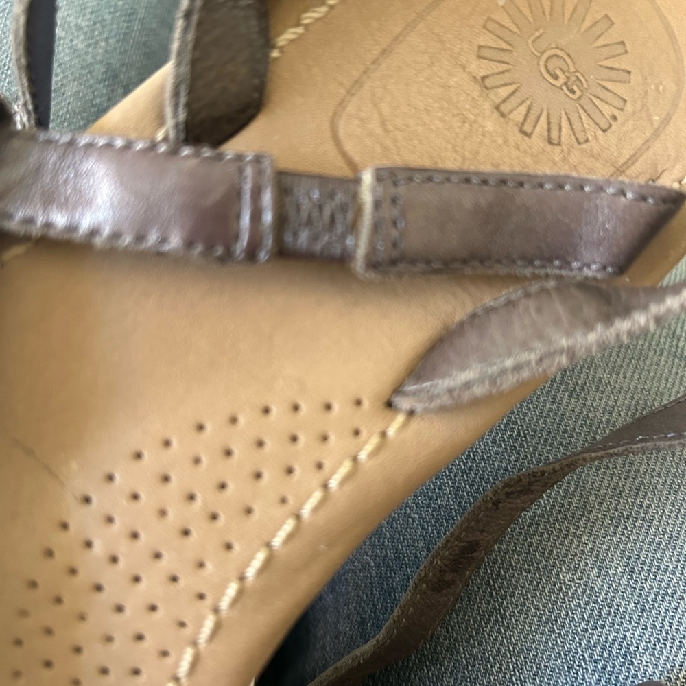 UGG LEATHER T-Strap SANDALS! Strappy ankle. Taupe/Dark Gray 9.5 GREAT Condition! - Picture 6 of 9